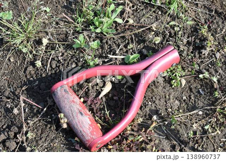 折れたスコップの柄 138960737