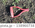 折れたスコップの柄 138960738