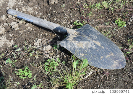 折れたスコップ 138960741
