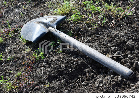 折れたスコップ 138960742