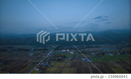 夕暮れ近い春の富山平野 138960841