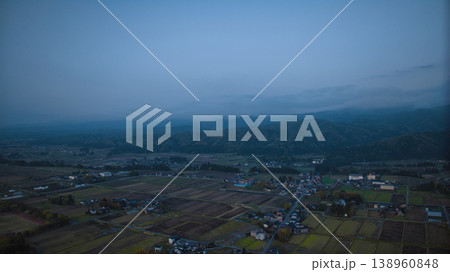 夕暮れ近い春の富山平野 138960848