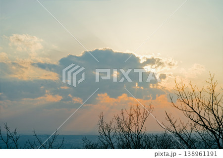 雲の向こうから差し込む夕陽 雲の向こうから差し込む夕陽 138961191