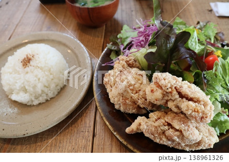 唐揚げとサラダが並ぶバランスの良い和食定食 唐揚げとサラダが並ぶバランスの良い和食定食 138961326