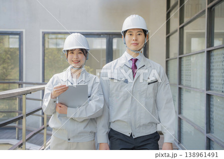 作業着の若い男性と女性 ポートレート 作業着の若い男性と女性 ポートレート 138961491