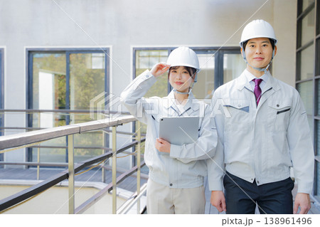 作業着の若い男性と女性 ポートレート 作業着の若い男性と女性 ポートレート 138961496