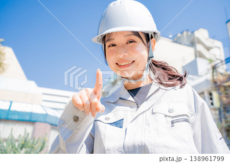 作業服を着た女性ポートレート 138961799