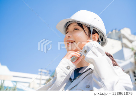 作業服を着た女性ポートレート 138961879