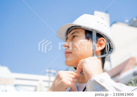 作業服を着た男性ポートレート 138961900