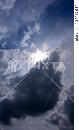 曇り空素材(縦構図) 曇り空素材(縦構図) 138962653