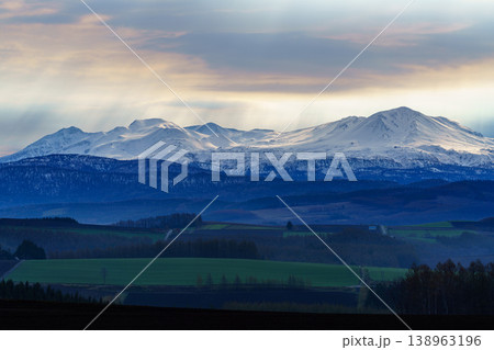 北海道上富良野 深山峠から望む丘と大雪山の風景 北海道上富良野 深山峠から望む丘と大雪山の風景 138963196