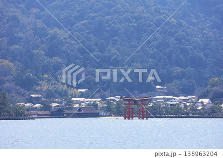 海から臨む厳島神社(広島県廿日市市) 海から臨む厳島神社(広島県廿日市市) 138963204