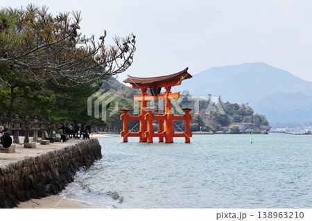 厳島神社の大鳥居（広島県廿日市市） 138963210