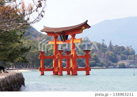 厳島神社の大鳥居（広島県廿日市市） 138963211