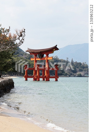 厳島神社の大鳥居（広島県廿日市市） 138963212