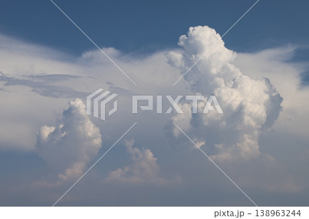 夏の入道雲・3つの積乱雲が並ぶ 138963244