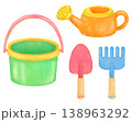 子どもの砂遊びセットのイラスト 138963292