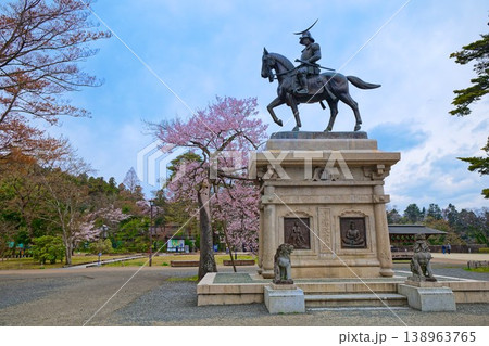 伊達政宗騎馬像と満開の桜　青葉城址 138963765