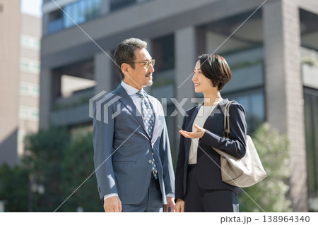 オフィス街を歩くビジネスパーソン オフィス街を歩くビジネスパーソン 138964340