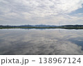 能義平野の水を張った田んぼに空と景色が綺麗に写る無風の朝 138967124