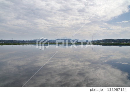 能義平野の水を張った田んぼに空と景色が綺麗に写る無風の朝 能義平野の水を張った田んぼに空と景色が綺麗に写る無風の朝 138967124