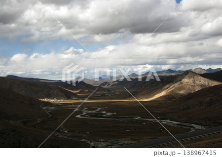 光と影が織りなす高地の河谷風景 光と影が織りなす高地の河谷風景 138967415
