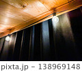 木と黒壁に灯る電球 138969148