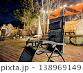 夜のグランピングデッキとリクライニングチェア 138969149
