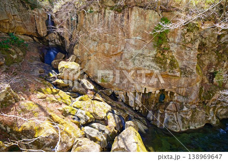 名取川の渓流と岩肌 滝 磊々峡 秋保温泉 名取川の渓流と岩肌 滝 磊々峡 秋保温泉 138969647
