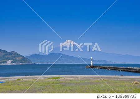 【静岡県】三保真崎海岸からの眺める清水港と富士山 【静岡県】三保真崎海岸からの眺める清水港と富士山 138969735