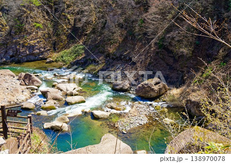 名取川の渓流と岩肌 滝 磊々峡 秋保温泉 名取川の渓流と岩肌 滝 磊々峡 秋保温泉 138970078