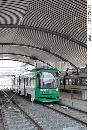 広島電鉄宮島線 広電宮島口駅のホームに停車する路面電車 広島電鉄宮島線 広電宮島口駅のホームに停車する路面電車 138970193