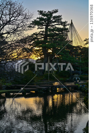 冬の兼六園の朝景色 138970368
