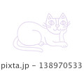 頬杖をついて寝そべるネコ 138970533