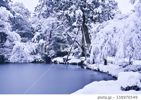 雪景色が美しい兼六園 138970549