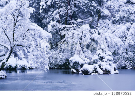 雪景色が美しい兼六園 138970552