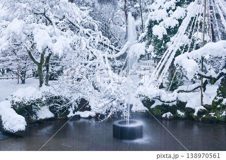 雪景色が美しい兼六園 雪景色が美しい兼六園 138970561
