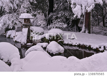 雪景色が美しい兼六園 138970565