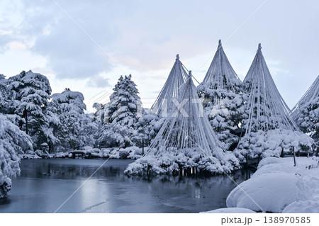 雪景色が美しい兼六園 138970585