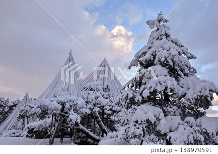 雪景色が美しい兼六園 138970591