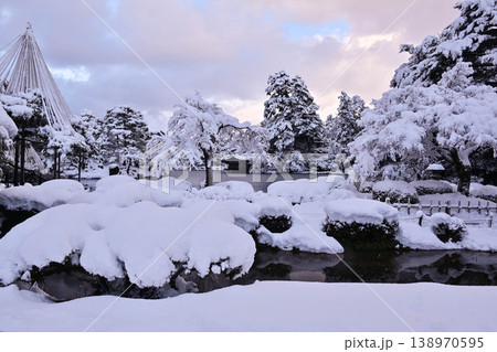 雪景色が美しい兼六園 138970595