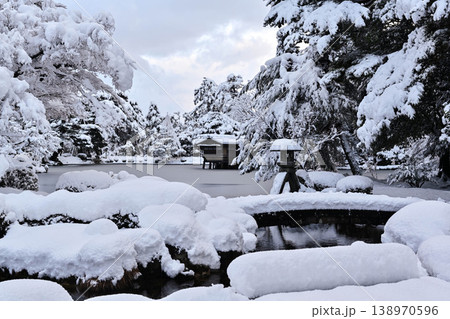 雪景色が美しい兼六園 138970596