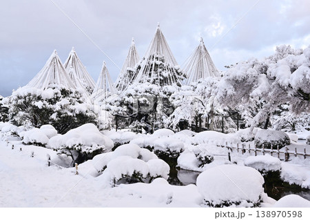 雪景色が美しい兼六園 138970598