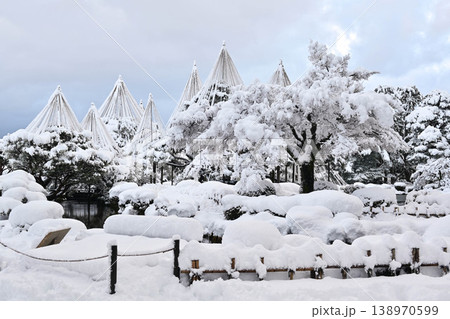 雪景色が美しい兼六園 138970599