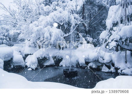 雪景色が美しい兼六園 138970608