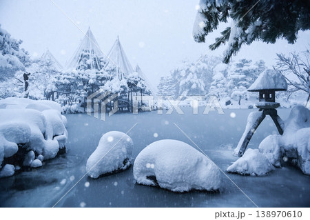 雪景色が美しい兼六園 138970610