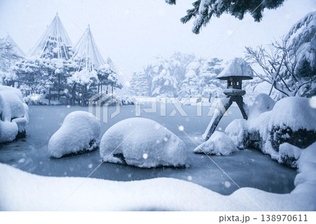 雪景色が美しい兼六園 138970611