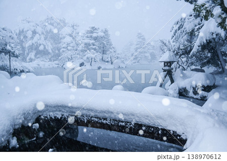 雪景色が美しい兼六園 雪景色が美しい兼六園 138970612