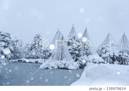 雪景色が美しい兼六園 138970624