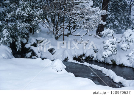 雪景色が美しい兼六園 138970627